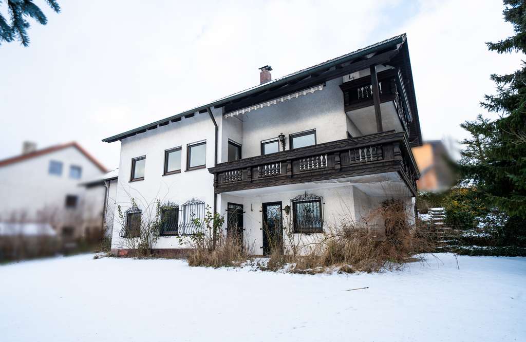 Immobilie in Lappersdorf - Einfamilienhaus mit Einliegerwohnung - großes Grundstück & viel Entwicklungspotenzial - Bild 3