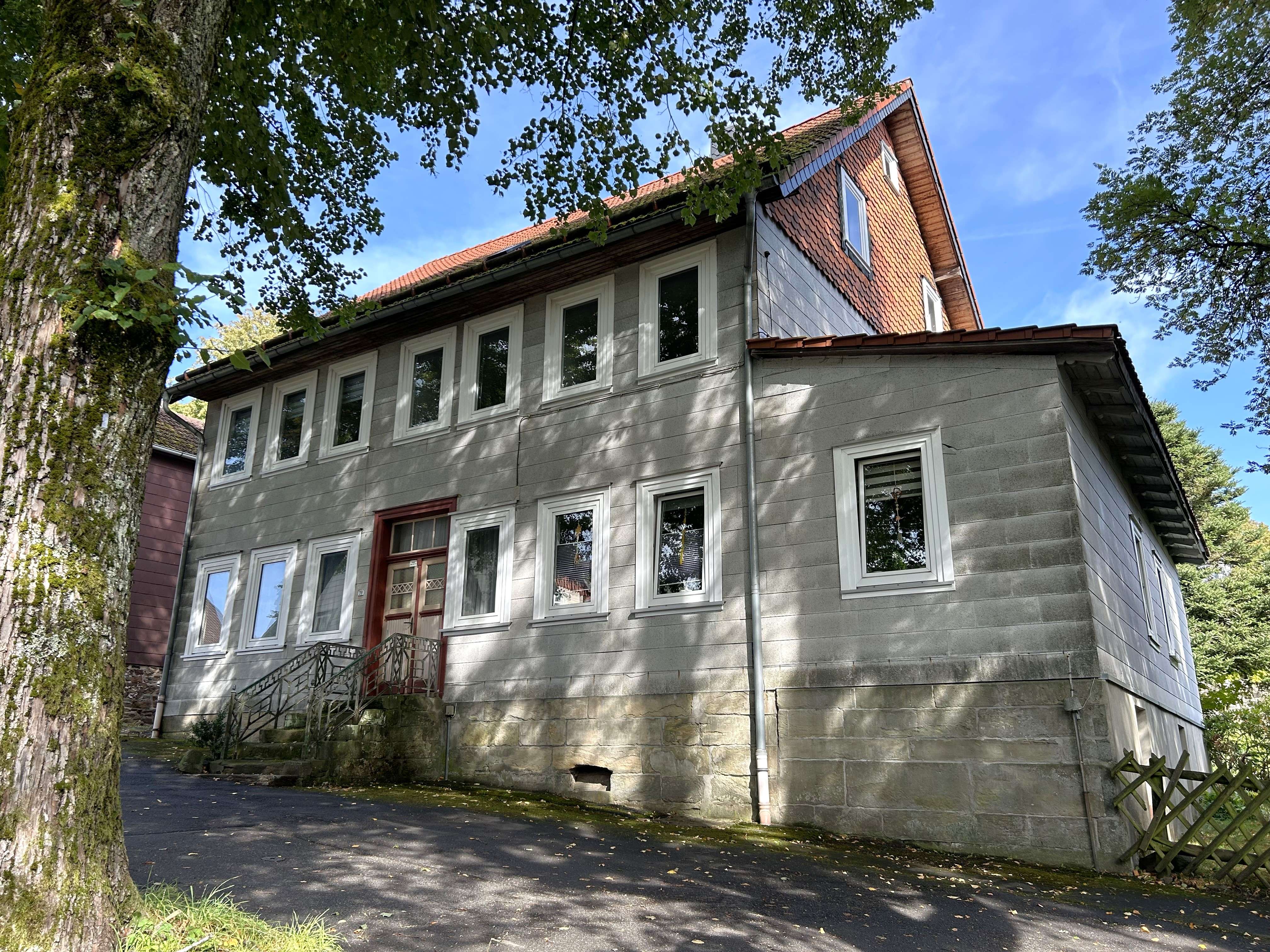 Freistehendes Wohnhaus mit drei Wohnungen und vier Garagen in Zellerfeld, Goslar Kreis – Bild 2