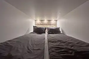 LUXUS Hausboot - 3 Etagen - 100m² Wohnen + 120 m² SONNENTERRASSE - Kamin, Kino, komplett individuell – Potsdam – Vorschaubild 96
