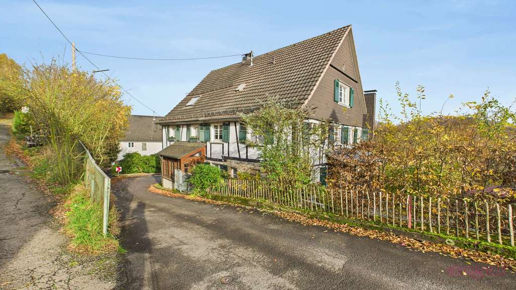 Immobilie in Engelskirchen - Charmante Fachwerk-Doppelhaushälfte mit mehreren Grundstücken, Scheunen und Ackerfläche - Bild 4