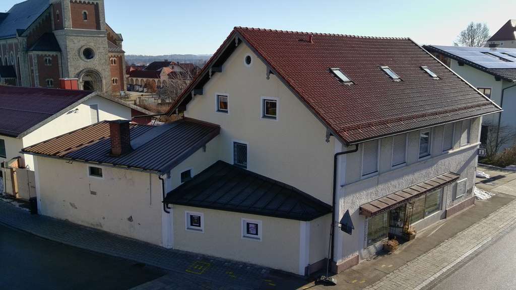 Immobilie in Fridolfing - Renovierungsbedürftiges Haus mit 4 Wohnungen und einem Geschäftslokal mit Garagen in Fridolfing - Bild 4