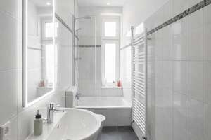 Renovierungsbedürftige 5,5 Zimmer-Wohnung zum Kauf mit Balkon in Berlin – Die vollständige Adresse der Immobilie erhältst du vom Anbieter., 10627 Charlottenburg, Berlin – Vorschaubild 4