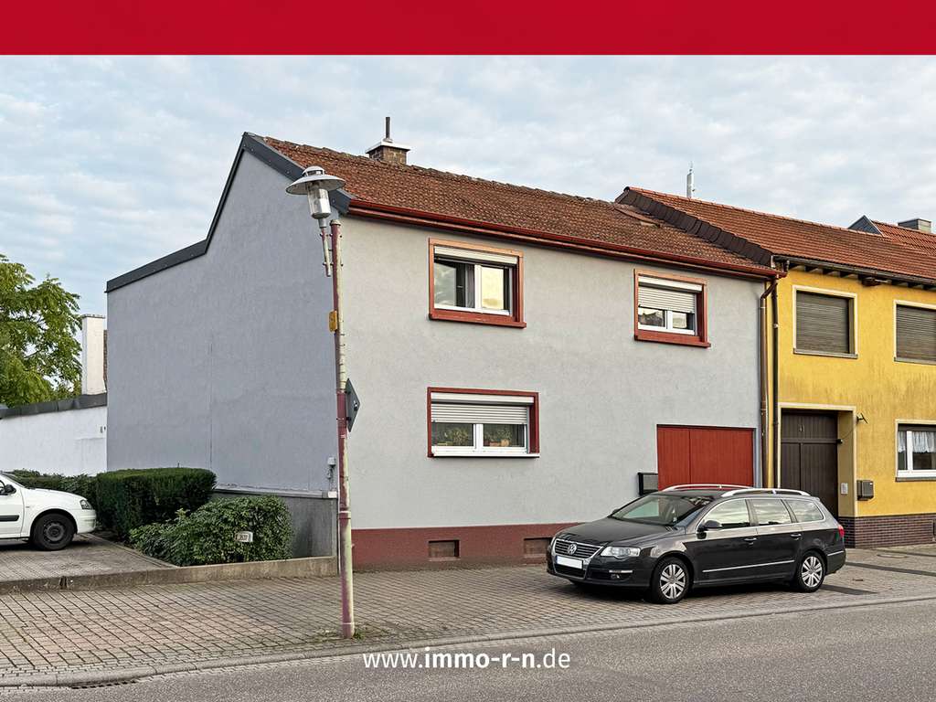 Immobilie in Oberhausen-Rheinhausen - Familienidylle in Oberhausen – Haus mit Garten, Terrasse & viel Potenzial - Bild 0