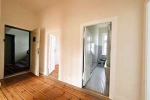 Optimal aufgeteilte,  renovierte 3-Zimmer-Altbauwohnung mit SW-Balkon nahe Spree & Mierendorffplatz – Die vollständige Adresse der Immobilie erhältst du vom Anbieter., 10589 Charlottenburg, Berlin – Vorschaubild 1
