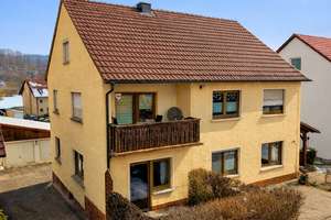 Gepflegtes Zweifamilienhaus mit Garten in begehrter Lage von Weismain – Die vollständige Adresse der Immobilie erhältst du vom Anbieter., 96260 Weismain – Vorschaubild 1