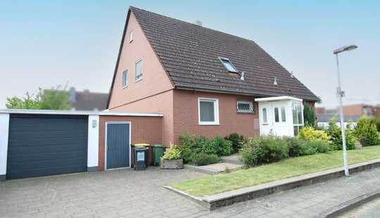 Bild von Charmantes Einfamilienhaus mit Schwimmhalle, Wintergarten und Kamin – Okal Fertighaus