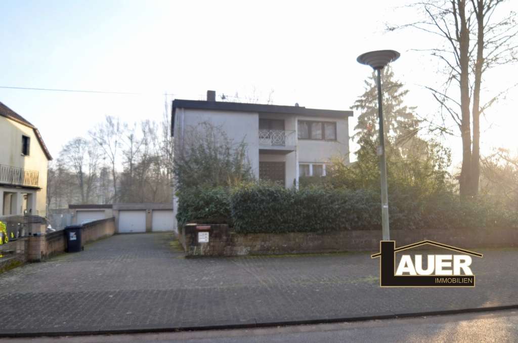 Immobilie in Wadgassen - Freistehendes Zweifamilienhaus mit Einliegerwohnung, Garten und Doppelgarage zu verkaufen. - Bild 2