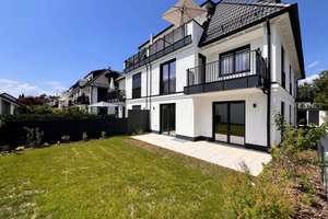 NEUBAU-WOHNKOMFORT: Hochwertig ausgestattete 3-Zi.-Wohnung mit Süd-Loggia + Balkon in schönster Lage – Kranichweg 33, 81827 Waldtrudering, München – Vorschaubild 1