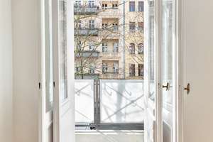 Prenzlauer Berg: Frisch sanierte 4-Zimmer Altbauwohnung, Süd-Balkon, Wohnküche, Stuck, ruhige Lage – Erich-Weinert-Straße 9, 10439 Prenzlauer Berg, Berlin – Vorschaubild 4