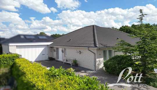 Bild von +Erstklassiger Bungalow mit wohnmobilgeeigneter Garage in attraktiver Siedlungslage in Augustfehn!+
