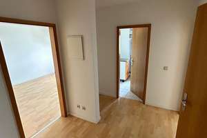 Gemütliche und vermietete DG 2-Zimmer mit Laminat und EBK in guter Lage – Die vollständige Adresse der Immobilie erhältst du vom Anbieter., 9130 Sonnenberg, Chemnitz – Vorschaubild 2