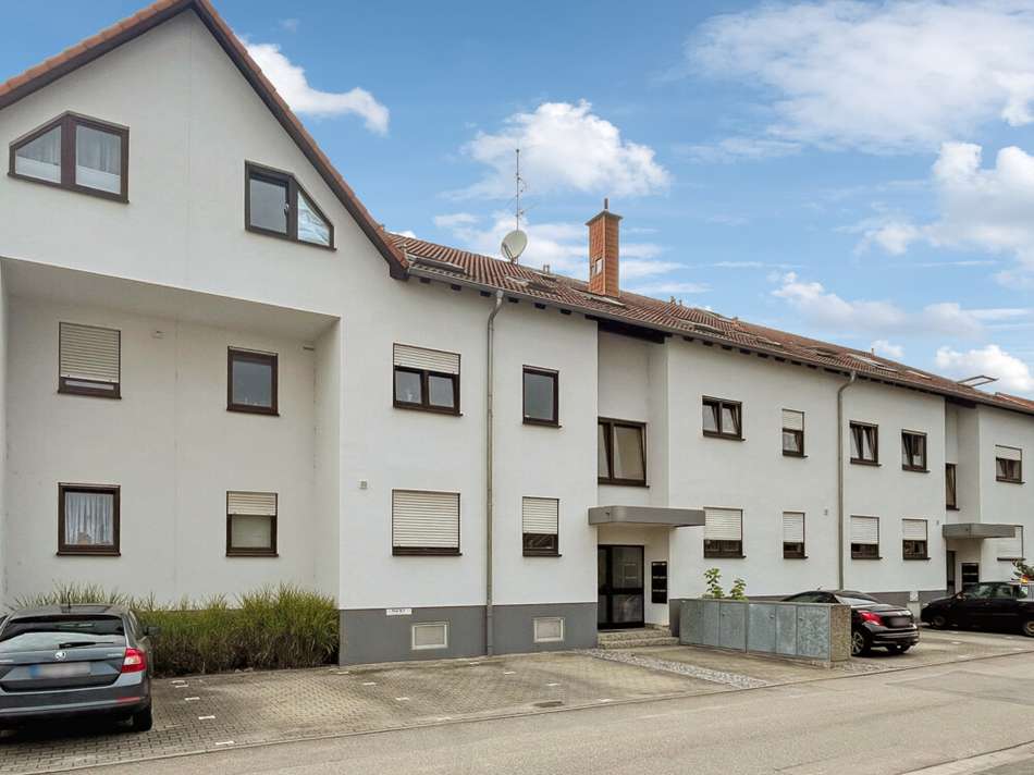 Hausansicht mit Parkplätzen