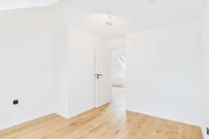 Wohnkomfort auf zwei Etagen – Elegante Maisonette mit Balkon – Die vollständige Adresse der Immobilie erhältst du vom Anbieter., 80807 Milbertshofen, München – Vorschaubild 12