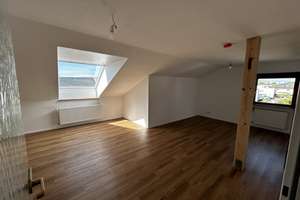 Familiär & Modern: Frisch sanierte 3-Zi.-DG-Wohnung (71 m²)