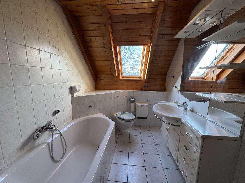 Immobilie in Sinzheim - Großzügiges, gemütliches Zweifamilienhaus mit 3 Garagen und großzügigem Gartengrundstück - Bild 4