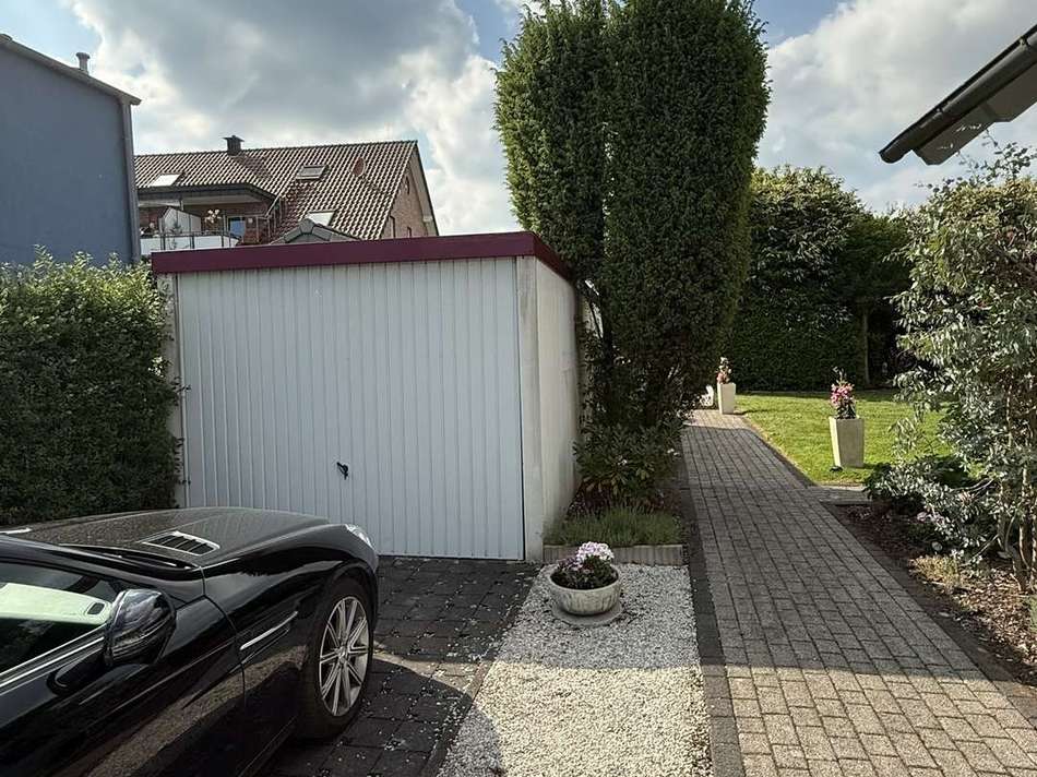 Garage links direkt am Haus