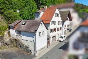 Ihr Deal: 3 Häuschen, 3 Garagen, bis zu 5 WE, davon nur 2 vermietet. HEIZUNG IST NEU! – Die vollständige Adresse der Immobilie erhältst du vom Anbieter., 61389 Schmitten – Vorschaubild 1