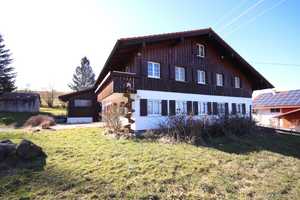 Zweifamilienhaus im Bauernhausstil mit Tenne, Garage, Garten, Weitblick, ruhige Lage - Altusried – Oberallgäu (Kreis) – Vorschaubild 1
