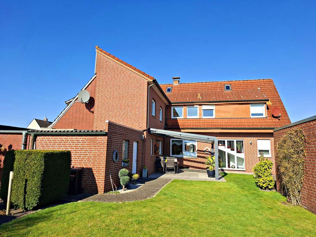 Immobilie in Rheine - Modernisiertes Zweifamilienhaus mit Doppelgarage und schönem Südgarten in Rheine-Eschendorf - Bild 0