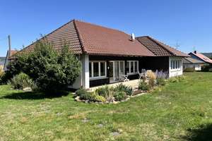 Traumhaft schönes Wohnen mit der Natur als Nachbarn... gepflegter Walmdachbungalow mit Garage auf 1 – Die vollständige Adresse der Immobilie erhältst du vom Anbieter., 96106 Ebern – Vorschaubild 1