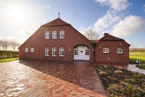 PROVISIONSFREI: Repräsentatives Landhaus mit Einliegerwohnung in Alleinlage bei Schortens – Die vollständige Adresse der Immobilie erhältst du vom Anbieter., 26419 Schortens – Vorschaubild 1
