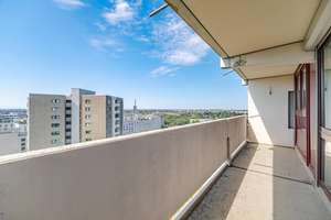 Bezugsfreie 3-Zimmer-Wohnung im 13. Obergeschoss mit zwei Balkonen und Alpenblick – Mauthäuslstraße 39, 81379 Obersendling, München – Vorschaubild 3
