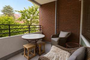 Großzügige 3-Zimmer-Wohnung mit zwei Balkonen und zwei Tiefgaragenstellplätzen – Die vollständige Adresse der Immobilie erhältst du vom Anbieter., 40474 Golzheim, Düsseldorf – Vorschaubild 3