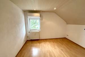 schöne Dachgeschosswohnung 
im 2. OG mit Garage und Gartenmitbenutzung 
in Nürnberg-Großreuth – Die vollständige Adresse der Immobilie erhältst du vom Anbieter., 90431 Großreuth bei Schweinau, Nürnberg – Vorschaubild 8