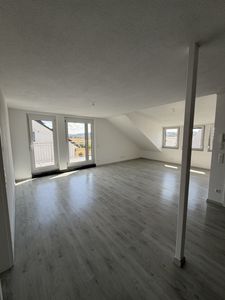Helle 2-Zimmer-Dachgeschosswohnung mit Balkon & Weitblick in Leutenbach