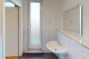 ** Modernes, vollmöbliertes 1-Zimmer-Apartment mit EINBAUKÜCHE und gemeinschaftlicher DACHTERRASS... – 4317 Reudnitz-Thonberg, Leipzig – Vorschaubild 3