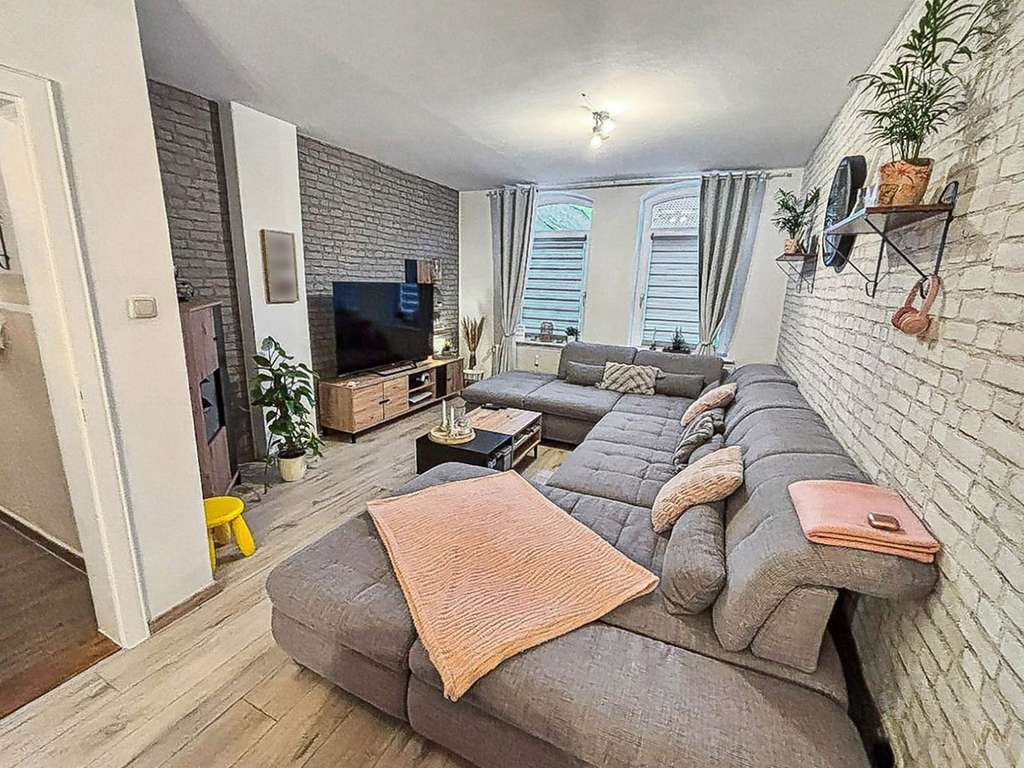 Immobilie in Giesen - Gepflegtes Mehrfamilienhaus mit 3 Wohneinheiten in guter und zentraler Lage von Giesen-Hasede - Bild 2