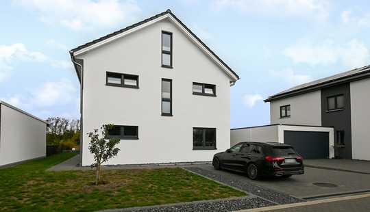 Bild von Neuwertiges und modernes Einfamilienhaus mit Blick auf den See im Naturschutzgebiet von Algermissen!