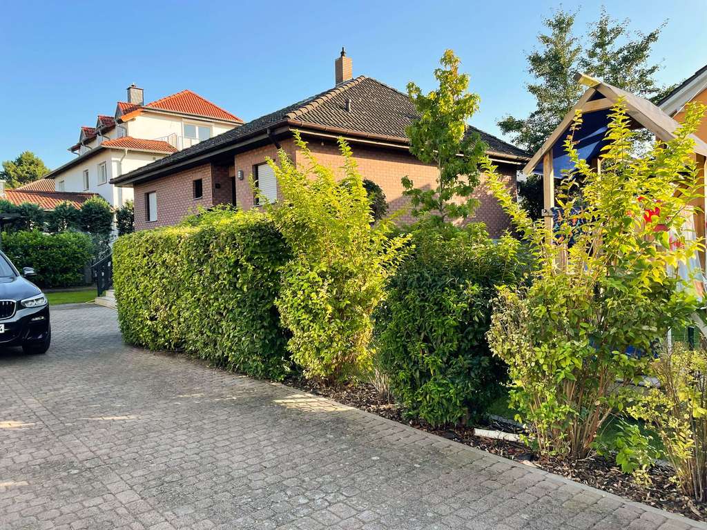 Immobilie in Biebesheim - Freistehendes Einfamilienhaus in ruhiger zweiter Reihe mit Garten und Perspektive - Bild 1