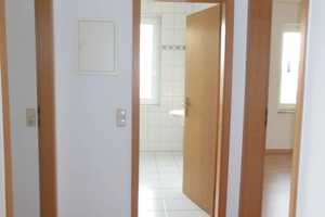 Toller Balkon an der Küche - Laminat - Tageslichtbad mit Badewanne – Frankenberger Straße 202, 9131 Chemnitz – Vorschaubild 3