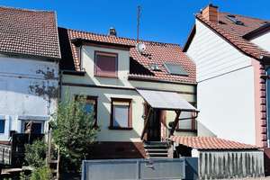 Hütschenhausen - Kleines EFH mit Innenhof, Garage und Werkstatt