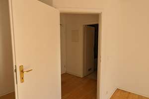Geschmackvolle DG-Maisonette-Wohnung,offene Galerie mit 2 Zimmern, Balkon und EBK in MÜ-Nymphenburg – Die vollständige Adresse der Immobilie erhältst du vom Anbieter., 80639 Nymphenburg, München – Vorschaubild 4