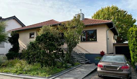 Bild von Tipptopp gepflegter Walmdachbungalow mit Einliegerwohnung in Massivbauweise