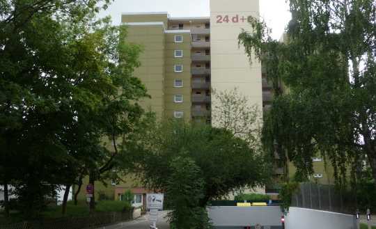 VERMIETETE 3 ZIMMER WOHNUNG MIT FAHRSTUHL BALKON FERNSICHT UND PKW EP IM 5. OBERGESCHOSS