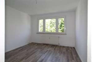 Sonnenbalkon... Laminat... Bad mit Fenster... – Lortzingstraße 19, 9119 Kapellenberg, Chemnitz – Vorschaubild 3