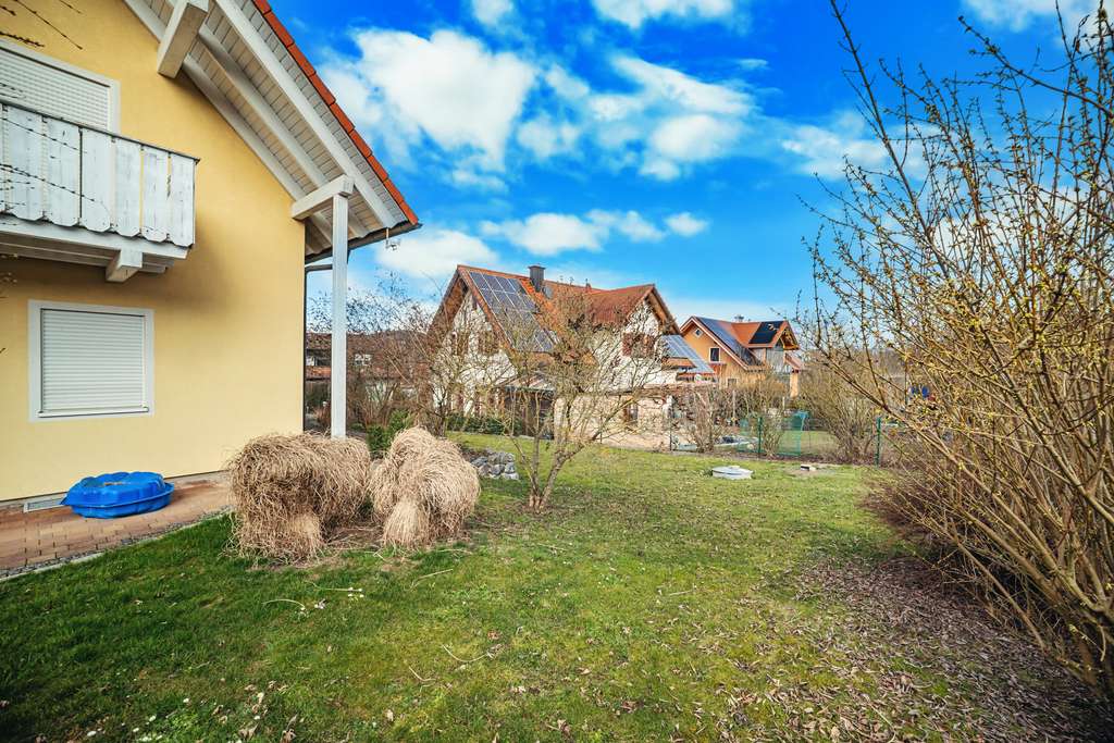 Immobilie in Aiglsbach - Attraktives Einfamilienhaus mit großem Grundstück und Doppelgarage in ruhiger Wohnlage von Aiglsbach - Bild 2