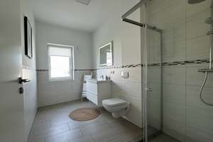 NEUBAU I SENIORENGERECHTE LOGGIAWOHNUNG AM ROSTOCKER TOR I MODERNE 2-ZIMMER-WOHNUNG + KFZ-STELLPLATZ – Die vollständige Adresse der Immobilie erhältst du vom Anbieter., 18311 Ribnitz-Damgarten – Vorschaubild 12