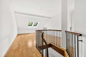 Fasanerie: Sehr helle und ruhige Maisonette-Wohnung (OG+DG), '84, ca. 101 m², 2 Bäder, 2 Balkone, TG – Die vollständige Adresse der Immobilie erhältst du vom Anbieter., 80995 Lerchenau-West, München – Vorschaubild 3