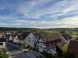 Zentrale und lichtdurchflutete, modernisierte 3-Zimmer-Wohnung mit Balkon und EBK in Filderstadt