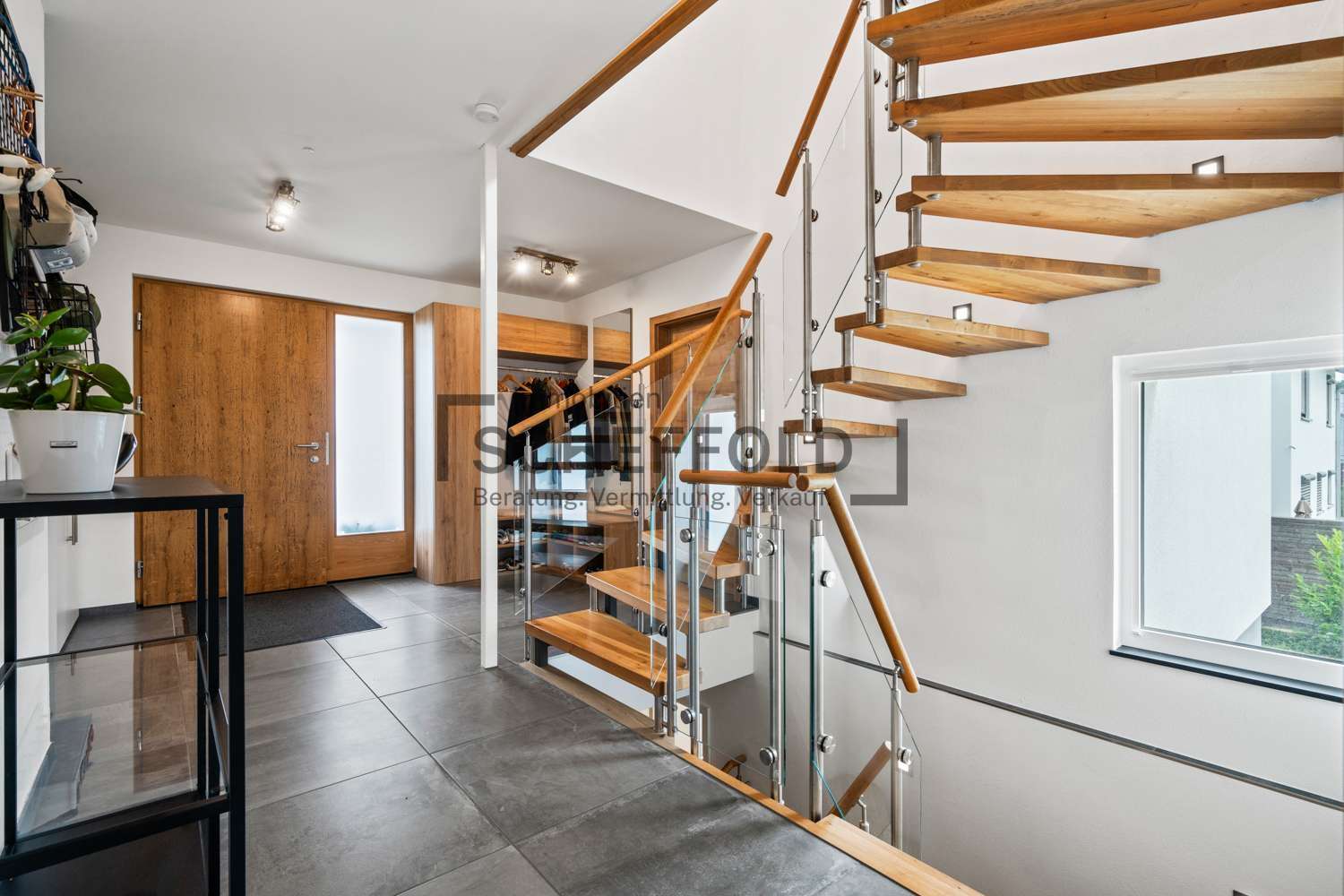 Immobilie in Gutenzell-Hürbel - Komfortabel! Zeitgemäßes Wohnkonzept mit Technik, Stil und Effizienz - Bild 3