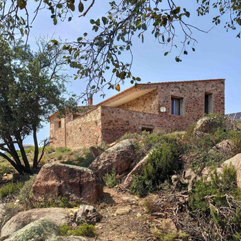 Das charmante Steinhaus mit atemberaubendem Blick auf die Pyrenäen sowie Meerblick von der
