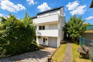 Modernes Wohnen im Reihenendhaus mit Garage und exklusiv angelegtem Garten