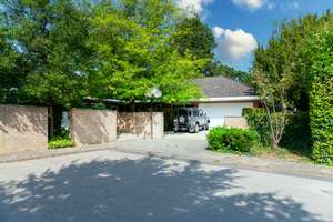 GROßZÜGIGE LANDHAUSVILLA MIT PARKGRUNDSTÜCK UND POOL – Die vollständige Adresse der Immobilie erhältst du vom Anbieter., 40667 Meerbusch – Vorschaubild 1