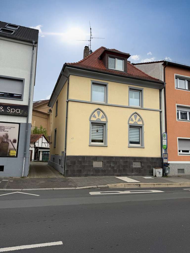 Immobilie in Offenbach am Main - Zweifamilienhaus und Dreifamilienhaus mit Garten und Hof in Offenbach-Bieber, voll vermietet - Bild 1