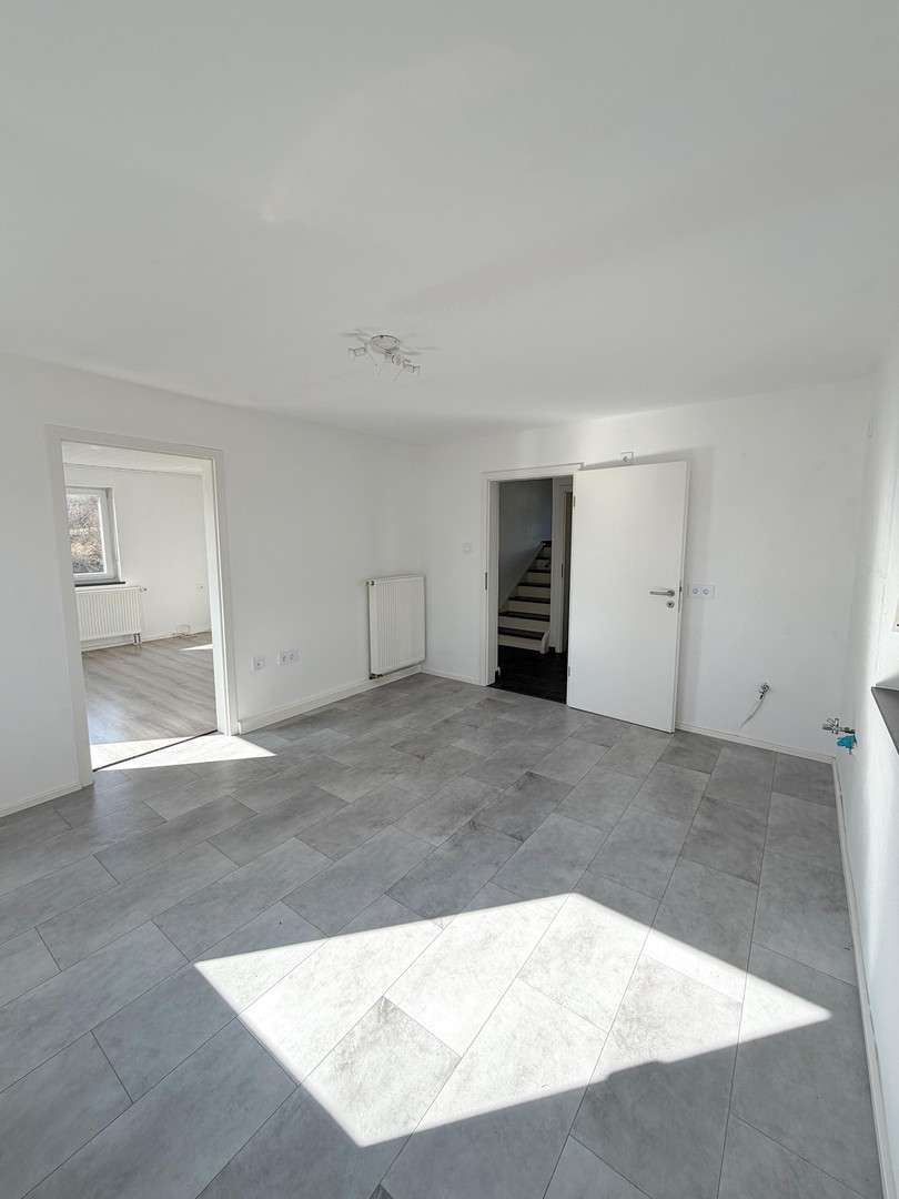 Immobilie in Beratzhausen - *Frisch Saniert & Provisionsfrei* Wunderschönes Einfamilienhaus mit malerischer Aussicht & 3 Gärten - Bild 2