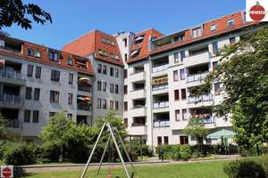 Traumhafte 2 Zimmerwohnung, neuer Designerboden, EBK, Balkon, Lift uvm.